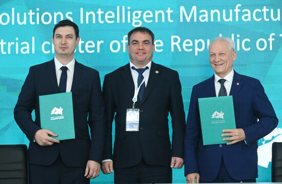 KAZANFORUM 2023. Signing documents