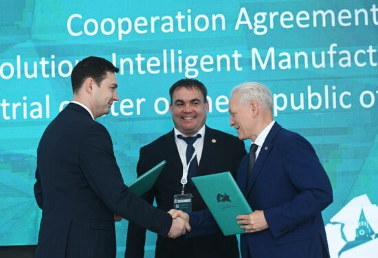 KAZANFORUM 2023. Signing documents