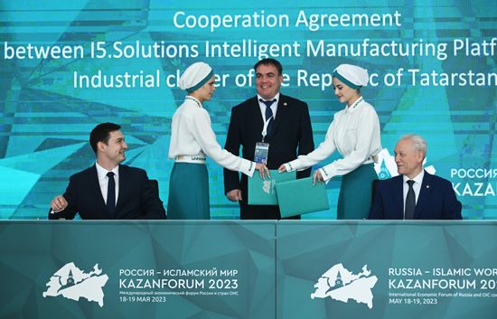 KAZANFORUM 2023. Signing documents