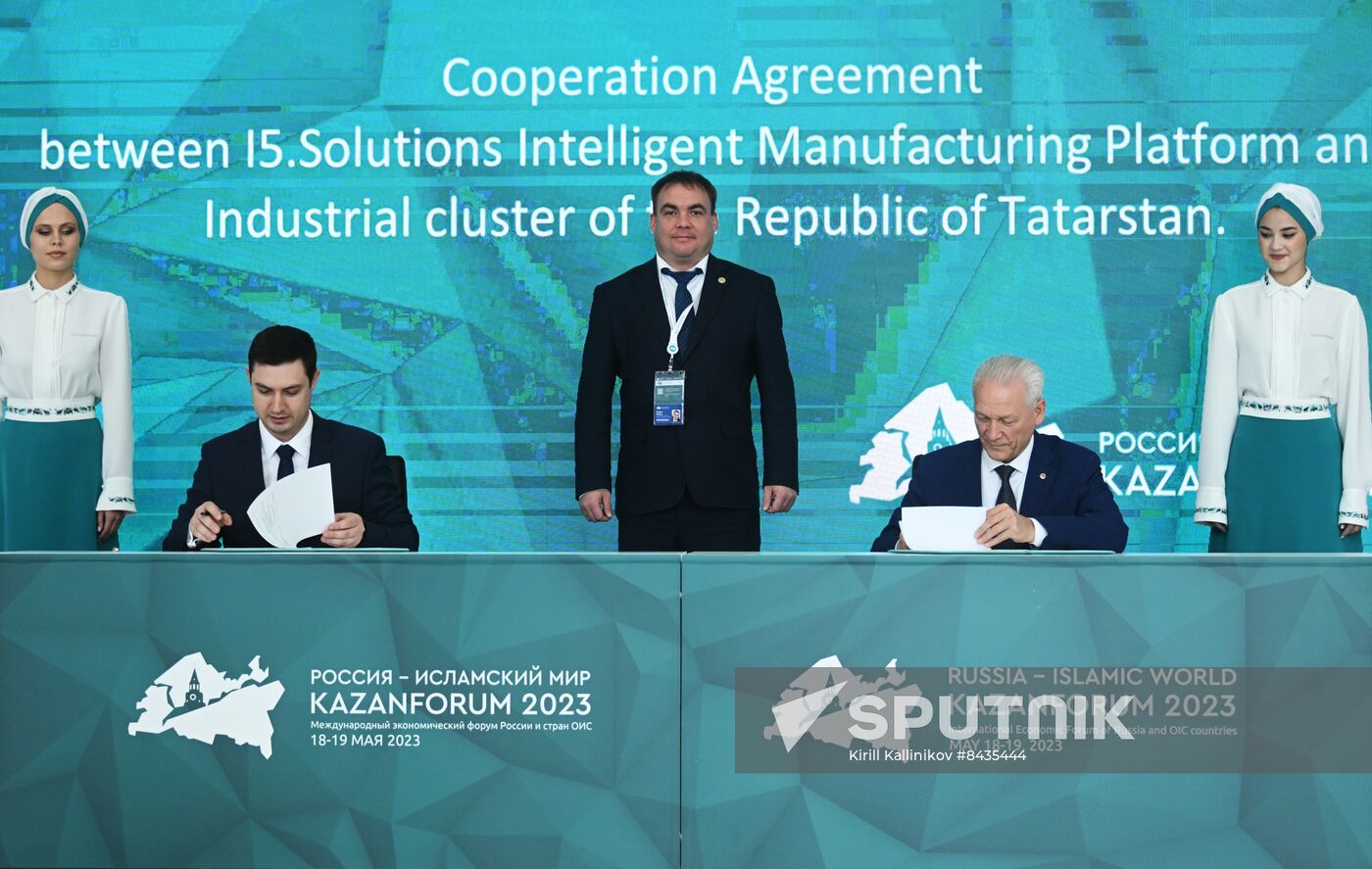 KAZANFORUM 2023. Signing documents