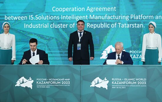 KAZANFORUM 2023. Signing documents