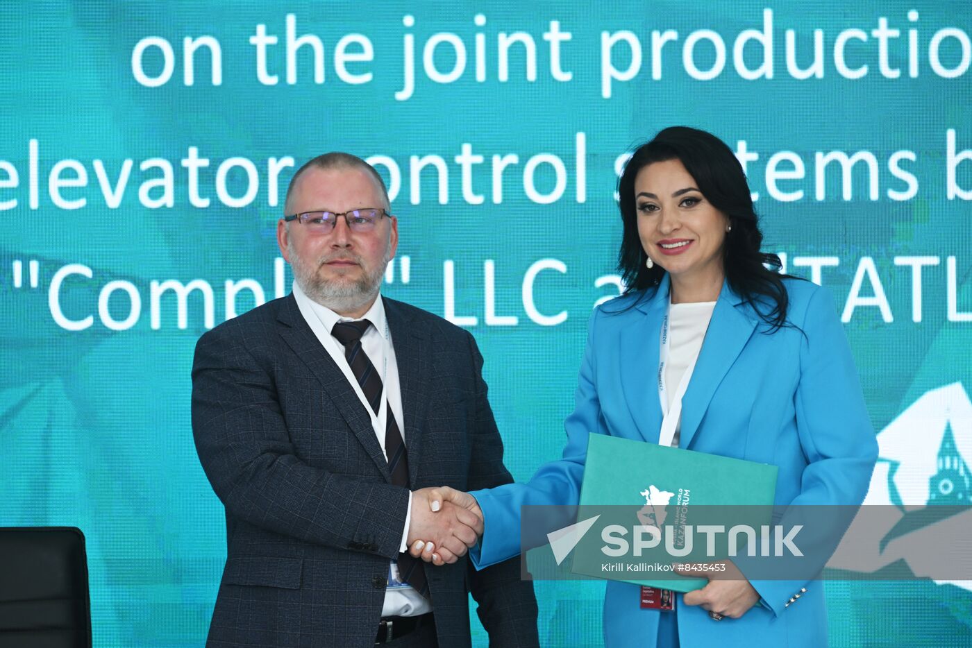 KAZANFORUM 2023. Signing documents