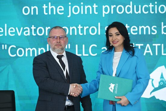 KAZANFORUM 2023. Signing documents