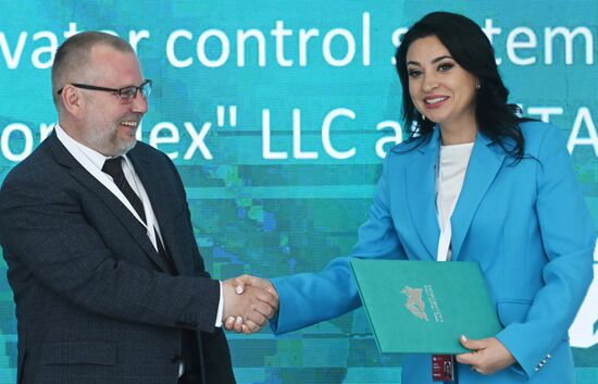 KAZANFORUM 2023. Signing documents