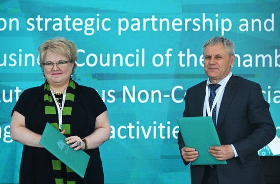 KAZANFORUM 2023. Signing documents