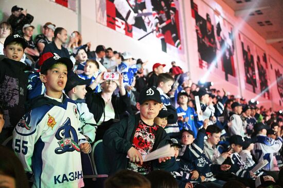 Young hockey fans during the Golden Puck hockey tournament held as part of the 14th Russia - Islamic World: KazanForum International Economic Forum. Crediting the source is mandatory when using the photo. Location: Russia, Republic of Tatarstan, Kazan. Author: Ramil Sitdikov/ANO “Directorate for Sports and Social Projects”. KAZANFORUM 2023. Golden Puck tournament