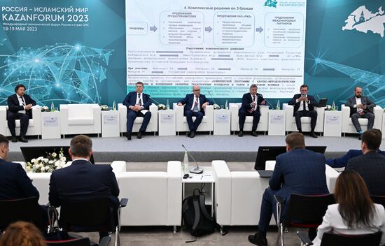 Participants of the session, Intersectoral cooperation "logistics-production-trade" as a tool for expending foreign trade relations, held as part of the 14th Russia - Islamic World: KazanForum International Economic Forum. Crediting the source is mandatory when using the photo. Location: Russia, Republic of Tatarstan, Kazan. Author: Alexey Maishev/ANO “Directorate for Sports and Social Projects”. KAZANFORUM 2023. Intersectoral cooperation "logistics-production-trade" as a tool for expending foreign trade relations