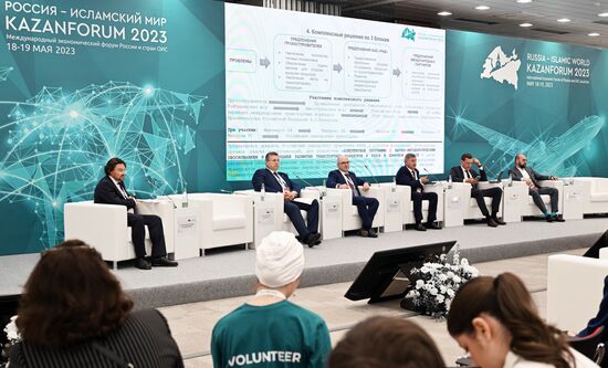 Participants of the session, Intersectoral cooperation "logistics-production-trade" as a tool for expending foreign trade relations, held as part of the 14th Russia - Islamic World: KazanForum International Economic Forum. Crediting the source is mandatory when using the photo. Location: Russia, Republic of Tatarstan, Kazan. Author: Alexey Maishev/ANO “Directorate for Sports and Social Projects”. KAZANFORUM 2023. Intersectoral cooperation "logistics-production-trade" as a tool for expending foreign trade relations