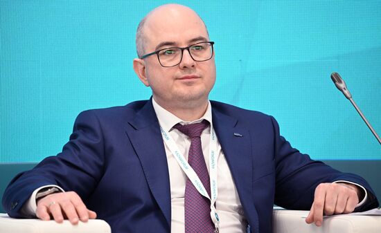 TransContainer First Vice-President Valery Veremeyev at the session, Intersectoral cooperation "logistics-production-trade" as a tool for expending foreign trade relations, held as part of the 14th Russia - Islamic World: KazanForum International Economic Forum. Crediting the source is mandatory when using the photo. Location: Russia, Republic of Tatarstan, Kazan. Author: Alexey Maishev/ANO “Directorate for Sports and Social Projects”. KAZANFORUM 2023. Intersectoral cooperation "logistics-production-trade" as a tool for expending foreign trade relations