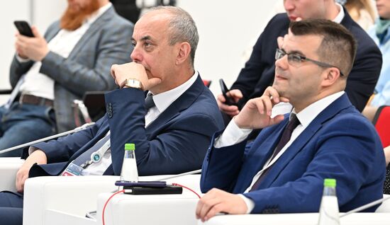 Guests at the session, Intersectoral cooperation "logistics-production-trade" as a tool for expending foreign trade relations, held as part of the 14th Russia - Islamic World: KazanForum International Economic Forum. Crediting the source is mandatory when using the photo. Location: Russia, Republic of Tatarstan, Kazan. Author: Alexey Maishev/ANO “Directorate for Sports and Social Projects”. KAZANFORUM 2023. Intersectoral cooperation "logistics-production-trade" as a tool for expending foreign trade relations