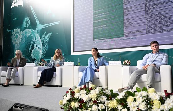 Participants in the session on The Sustainable Transformation of Companies and Communities in the Global Challenges of the 21st Century as part of the XIV International Economic Forum RUSSIA — ISLAMIC WORLD: KAZANFORUM 2023. Crediting the source is mandatory when using the photo. Location: Russia, Republic of Tatarstan, Kazan. Author: Ilya Pitalev/ANO “Directorate for Sports and Social Projects”. KAZANFORUM 2023. The Sustainable Transformation of Companies and Communities in the Global Challenges of the 21st Century