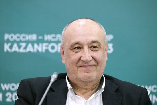 Zulfat Hakim, People's Writer of the Republic of Tatarstan, author of the book Tugan Batyr, at a press conference on the promotion of national heroes held as part of the 14th Russia - Islamic World: KazanForum International Economic Forum. Crediting the source is mandatory when using the photo. Location: Russia, Republic of Tatarstan, Kazan. Author: Evgeny Biyatov/ANO “Directorate for Sports and Social Projects”. KAZANFORUM 2023. Press conference on the promotion of national heroes