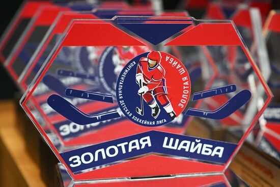 Awards for competitors in the Golden Puck ice hockey tournament during the 14th Russia - Islamic World: KazanForum International Economic Forum. Crediting the source is mandatory when using the photo. Location: Russia, Republic of Tatarstan, Kazan. Author: Ramil Sitdikov/ANO “Directorate for Sports and Social Projects”. KAZANFORUM 2023. Golden Puck tournament