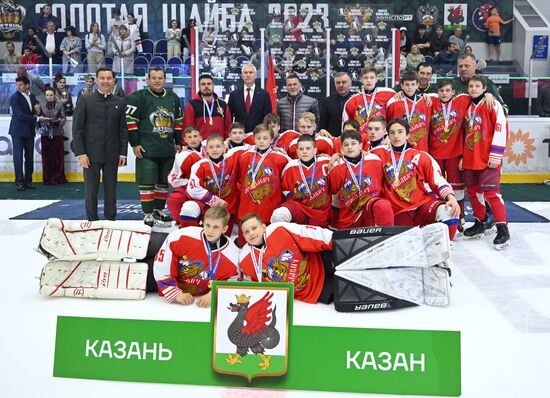A junior team posing for a group photo during the Golden Puck ice hockey tournament held as part of the 14th Russia - Islamic World: KazanForum International Economic Forum. Crediting the source is mandatory when using the photo. Location: Russia, Republic of Tatarstan, Kazan. Author: Ramil Sitdikov/ANO “Directorate for Sports and Social Projects”. KAZANFORUM 2023. Golden Puck tournament