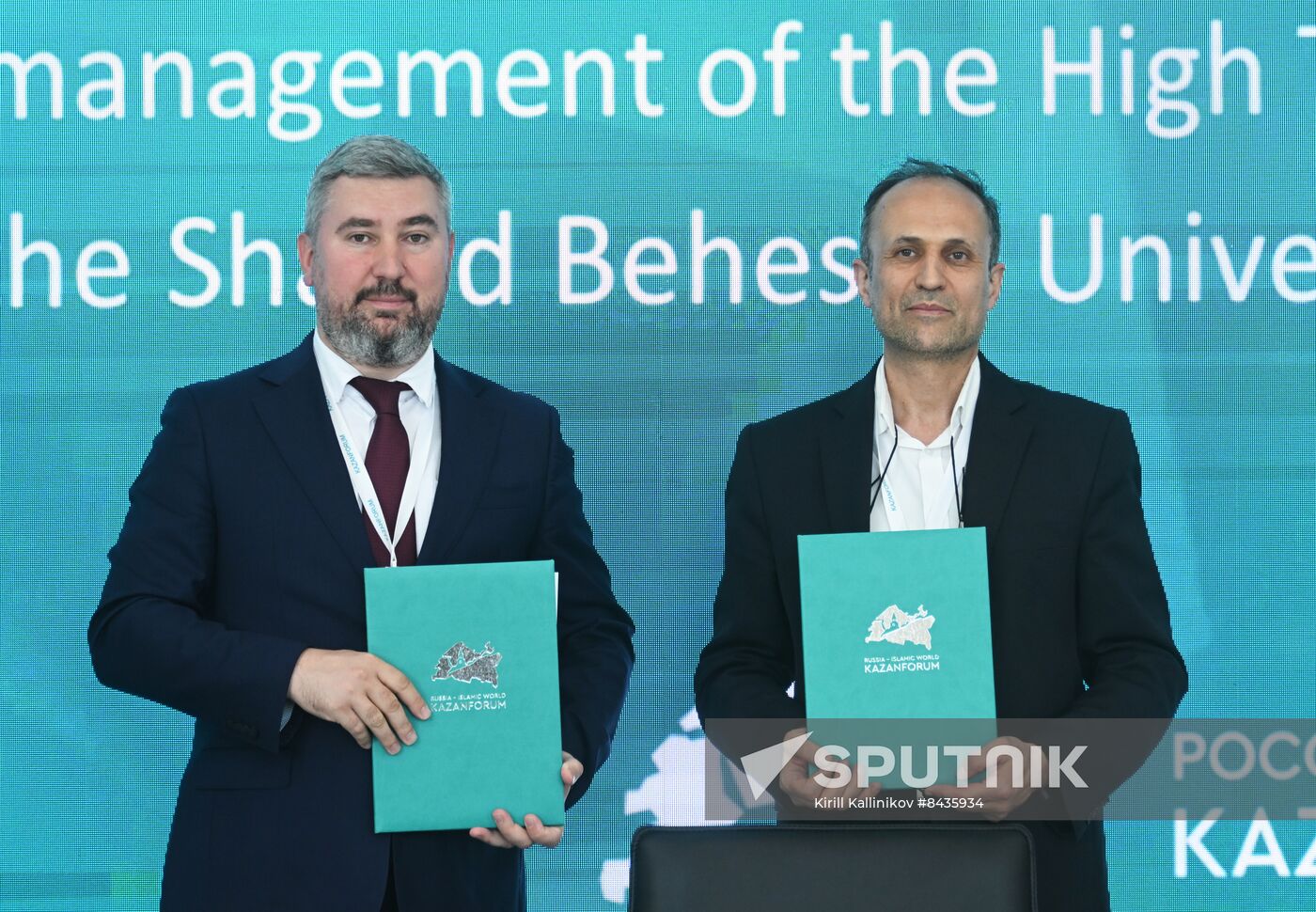 KAZANFORUM 2023. Signing documents