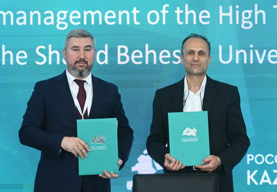 KAZANFORUM 2023. Signing documents