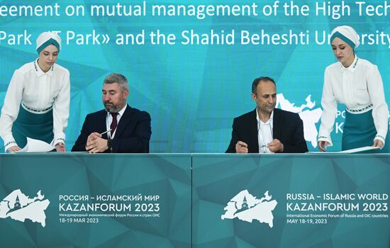 From left: Director of the IT-Park Technopark in the Field of High Technologies Ruslan Vlasov and Deputy Rector of the Shahid Beheshti University Professor Behrooz Abtahi at the ceremony for signing a memorandum of mutual cooperation. The ceremony is held as part of the 14th International Economic Forum RUSSIA — ISLAMIC WORLD: KAZANFORUM 2023. Crediting the source is mandatory when using the photo. Location: Russia, Republic of Tatarstan, Kazan. Author: Kirill Kallinikov/ANO “Directorate for Sports and Social Projects”. KAZANFORUM 2023. Sidelines