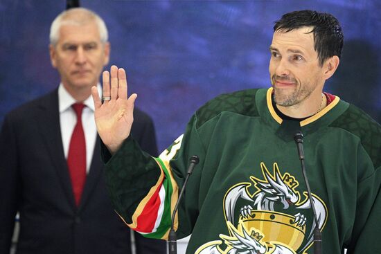 Hockey player Pavel Datsyuk, right, at the awards ceremony after the Golden Puck ice hockey tournament held as part of the 14th Russia - Islamic World: KazanForum International Economic Forum. Back: Russian Minister of Sports Oleg Matytsin. Crediting the source is mandatory when using the photo. Location: Russia, Republic of Tatarstan, Kazan. Author: Ramil Sitdikov/ANO “Directorate for Sports and Social Projects”. KAZANFORUM 2023. Golden Puck tournament