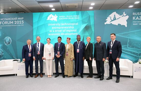 Participants of the University Technological Entrepreneurship as a Driver of Regional Economic Development session held as part of the 14th Russia - Islamic World: KazanForum International Economic Forum. Crediting the source is mandatory when using the photo. Location: Russia, Republic of Tatarstan, Kazan. Author: Vladimir Astapkovich/ANO “Directorate for Sports and Social Projects”. KAZANFORUM 2023. University technological entrepreneurship as a driver of regional economic development