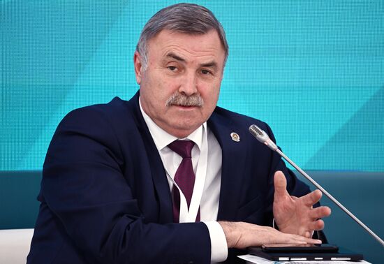 Minister of Transport and Road Facilities of the Republic of Tatarstan Farit Khanifov at the session, Intersectoral cooperation "logistics-production-trade" as a tool for expending foreign trade relations, held as part of the 14th Russia - Islamic World: KazanForum International Economic Forum. Crediting the source is mandatory when using the photo. Location: Russia, Republic of Tatarstan, Kazan. Author: Alexey Maishev/ANO “Directorate for Sports and Social Projects”. KAZANFORUM 2023. Intersectoral cooperation "logistics-production-trade" as a tool for expending foreign trade relations