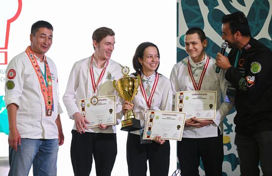 Participants in the International Cup of Chefs held as part of the 14th Russia - Islamic World: KazanForum International Economic Forum taking photos with the cup before it is presented to the winner. The award ceremony will take place on May 18. Crediting the source is mandatory when using the photo. Location: Russia, Republic of Tatarstan, Kazan. Author: Svetlana Shevchenko/ANO “Directorate for Sports and Social Projects”. KAZANFORUM 2023. Dialogue of Cultures: Opening of the International Cup of Chefs KazanForum 2023