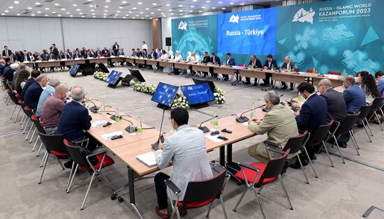 Participants of the Russia - Turkiye session held as part of the 14th Russia - Islamic World: KazanForum International Economic Forum. Crediting the source is mandatory when using the photo as stated in the media bank section dedicated to the forum. Location: Russia, Republic of Tatarstan, Kazan. Author: Pavel Lisitsyn/ANO “Directorate for Sports and Social Projects”. KAZANFORUM 2023. Russia - Turkiye