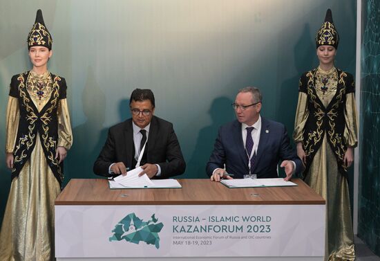 From left: Mohammed Al-Yami, Director General of the OIC Union of News Agencies, and Aidar Salimgarayev, Head of Tatmedia, the Republican Agency for Press and Mass Communications, at the signing ceremony of an agreement on the development and strengthening of bilateral professional cooperation in the information field after the session on Russia and the Islamic World: Media Cooperation for Sustainable Development and Economic Prosperity as part of the XIV International Economic Forum RUSSIA — ISLAMIC WORLD: KAZANFORUM 2023. Crediting the source is mandatory when using the photo. Location: Russia, Republic of Tatarstan, Kazan. Author: Alexandr Kryazhev/ANO “Directorate for Sports and Social Projects”. KAZANFORUM 2023. Russia and the Islamic World: Media Cooperation for Sustainable Development and Economic Prosperity