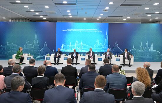 Participants in the session Protection of the Rights of Entrepreneurs and Investors in Russia and OIC Countries, part of the 14th International Economic Forum RUSSIA — ISLAMIC WORLD: KAZANFORUM. Photos may be used as stated in the media bank's Forum section. Location: Russia, Republic of Tatarstan, Kazan. Author: Evgeny Biyatov/ANO “Directorate for Sports and Social Projects”. KAZANFORUM 2023. Protection of Rights of Entrepreneurs and Investors in Russia and OIC Countries