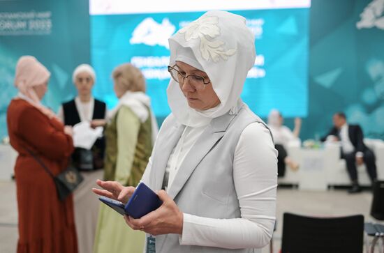 Participants before the session, Russia and Organization of Islamic Cooperation (OIC): The General History, held as part of the 14th Russia - Islamic World: KazanForum International Economic Forum. Photos may be used as stated in the media bank section concerning the forum. Location: Russia, Republic of Tatarstan, Kazan. Author: Alexandr Kryazhev/ANO “Directorate for Sports and Social Projects”. KAZANFORUM. Genealogy forum and session, Russia and Organization of Islamic Cooperation (OIC): The General History