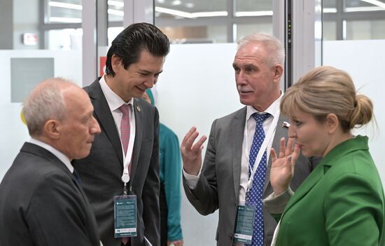 Farid Abdulganiev, second left, Commissioner at the Rais of the Republic of Tatarstan for the protection of the rights
of entrepreneurs – aide to the Rais of the Republic of Tatarstan, Sergey Morozov, third left, First Deputy Chairman of the State Duma Committee on Regional Policy and Local Self-Government, and Elina Sidorenko, General Director of the ZaBusiness. RF platform for working with entrepreneurs' appeals, before the session, Protection of Rights of Entrepreneurs and Investors in Russia and OIC Countries, held as part of the 14th Russia - Islamic World: KazanForum International Economic Forum. Photos may be used as stated in the media bank section concerning the forum. Location: Russia, Republic of Tatarstan, Kazan. Author: Evgeny Biyatov/ANO “Directorate for Sports and Social Projects”. KAZANFORUM 2023. Protection of Rights of Entrepreneurs and Investors in Russia and OIC Countries
