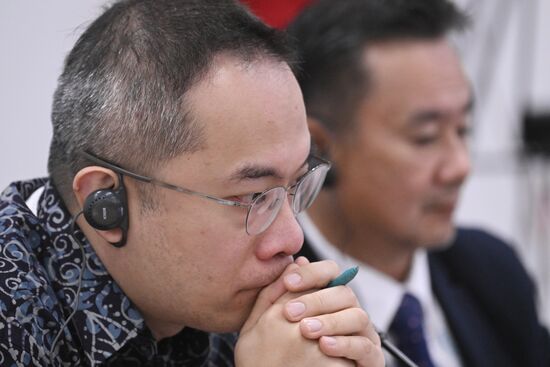 Left: Datuk William Ng, Chairman, Association of Small and Medium-sized Businesses of Malaysia, at the session on Tools to Support Initiatives and Projects for Introduction and Implementation in the OIC Countries as part of the XIV International Economic Forum RUSSIA — ISLAMIC WORLD: KAZANFORUM 2023. Photos may be used as stated in the media bank section concerning the forum. Location: Russia, Republic of Tatarstan, Kazan. Author: Kirill Kallinikov/ANO “Directorate for Sports and Social Projects”. KAZANFORUM 2023. Tools to Support Initiatives and Projects for OIC Countries