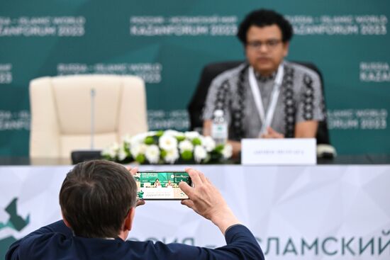 Ahmed Mustafa, Director of the Institute of Asian Studies, at the Russia-Egypt news conference held as part of the 14th Russia - Islamic World: KazanForum International Economic Forum. Photos may be used subject to the terms in the forum-specific section of the media bank. Location: Russia, Republic of Tatarstan, Kazan. Author: Maksim Bogodvid/ANO “Directorate for Sports and Social Projects”. KAZANFORUM 2023. Russia-Egypt news conference