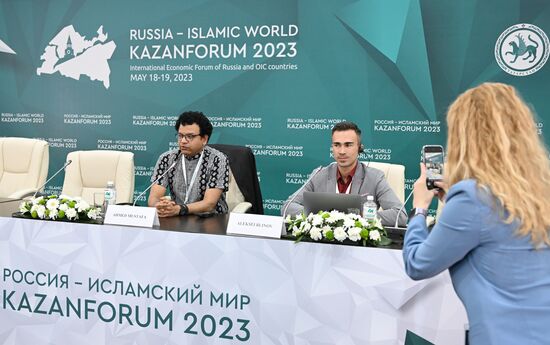 Left: Ahmed Mustafa, Director of the Institute of Asian Studies, at the Russia-Egypt news conference held as part of the 14th Russia - Islamic World: KazanForum International Economic Forum. Photos may be used subject to the terms in the forum-specific section of the media bank. Location: Russia, Republic of Tatarstan, Kazan. Author: Maksim Bogodvid/ANO “Directorate for Sports and Social Projects”. KAZANFORUM 2023. Russia-Egypt news conference