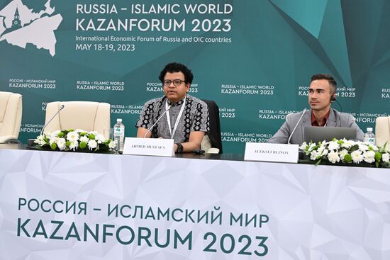 Left: Ahmed Mustafa, Director of the Institute of Asian Studies, at the Russia-Egypt news conference held as part of the 14th Russia - Islamic World: KazanForum International Economic Forum. Photos may be used subject to the terms in the forum-specific section of the media bank. Location: Russia, Republic of Tatarstan, Kazan. Author: Maksim Bogodvid/ANO “Directorate for Sports and Social Projects”. KAZANFORUM 2023. Russia-Egypt news conference