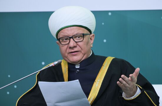 Mufti of the Spiritual Assembly of Muslims of Russia Albir Krganov at the Formation of Modern Training of Specialists According to Halal Standards session held as part of the 14th Russia - Islamic World: KazanForum International Economic Forum. Photos may be used subject to the terms in the forum-specific section of the media bank. Location: Russia, Republic of Tatarstan, Kazan. Author: Alexey Nikolskiy/ANO “Directorate for Sports and Social Projects”. KAZANFORUM 2023. Formation of Modern Training of Specialists According to Halal Standards