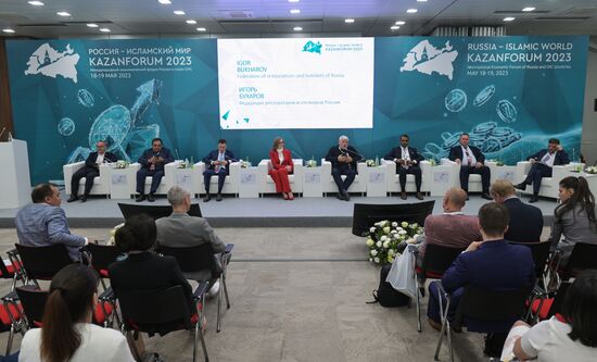 Participants in the session, Features and Algorithms of SMEs Entering the Market of the Islamic World, held as part of the 14th Russia - Islamic World: KazanForum International Economic Forum. Photos may be used as stated in the media bank section concerning the forum. Location: Russia, Republic of Tatarstan, Kazan. Author: Pavel Lisitsyn/ANO “Directorate for Sports and Social Projects”. KAZANFORUM 2023. Features and Algorithms of SMEs Entering the Market of the Islamic World