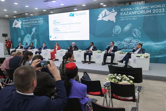 Participants in the session, Features and Algorithms of SMEs Entering the Market of the Islamic World, held as part of the 14th Russia - Islamic World: KazanForum International Economic Forum. Photos may be used as stated in the media bank section concerning the forum. Location: Russia, Republic of Tatarstan, Kazan. Author: Pavel Lisitsyn/ANO “Directorate for Sports and Social Projects”. KAZANFORUM 2023. Features and Algorithms of SMEs Entering the Market of the Islamic World