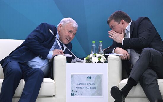 From left: Chair of the Russian State Duma Committee for Financial Market Anatoly Askakov and Deputy Speaker of the Federation Council Nikolai Zhuravlyov at the Development of the Market for Digital Financial Assets session held as part of the 14th Russia - Islamic World: KazanForum International Economic Forum. Photos may be used subject to the terms in the forum-specific section of the media bank. Location: Russia, Republic of Tatarstan, Kazan. Author: Kirill Kallinikov/ANO “Directorate for Sports and Social Projects”. KAZANFORUM 2023. Development of the Market for Digital Financial Assets