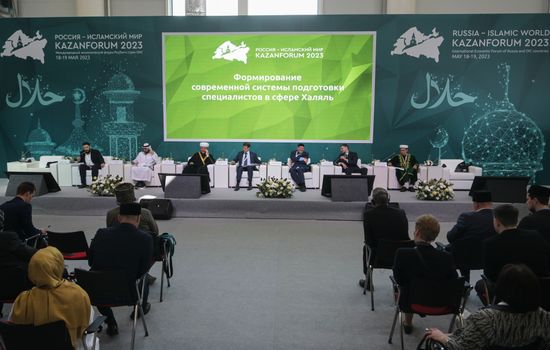 Participants in the Formation of Modern Training of Specialists According to Halal Standards session held as part of the 14th Russia - Islamic World: KazanForum International Economic Forum. Photos may be used subject to the terms in the forum-specific section of the media bank. Location: Russia, Republic of Tatarstan, Kazan. Author: Alexey Nikolskiy/ANO “Directorate for Sports and Social Projects”. KAZANFORUM 2023. Formation of Modern Training of Specialists According to Halal Standards