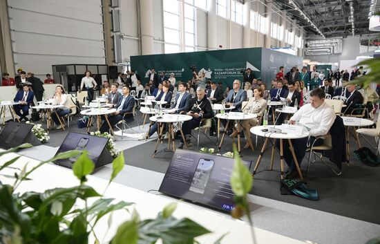 Participants in the Expert Council for Selecting Startups in the Innopolis SEZ session held as part of the 14th Russia - Islamic World: KazanForum International Economic Forum. Photos may be used subject to the terms in the forum-specific section of the media bank. Location: Russia, Republic of Tatarstan, Kazan. Author: Vladimir Astapkovich/ANO “Directorate for Sports and Social Projects”. KAZANFORUM 2023. Expert Council for Selecting Startups in the Innopolis SEZ