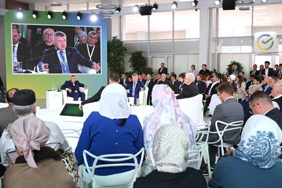 SBER Leadership in the Development of Partnership Finance in the Russian Federation, a session during the 14th Russia - Islamic World: KazanForum international economic forum. Back left: President of the Republic of Tatarstan Rustam Minnikhanov. Photos may be used subject to the terms in the forum-specific section of the media bank. Location: Russia, Republic of Tatarstan, Kazan. Author: Ramil Sitdikov/ANO “Directorate for Sports and Social Projects”. KAZANFORUM 2023. SBER Leadership in the Development of Partnership Finance in the Russian Federation