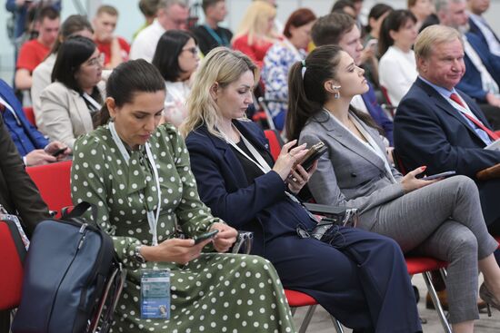 Participants in the session, Features and Algorithms of SMEs Entering the Market of the Islamic World, held as part of the 14th Russia - Islamic World: KazanForum International Economic Forum. Photos may be used as stated in the media bank section concerning the forum. Location: Russia, Republic of Tatarstan, Kazan. Author: Pavel Lisitsyn/ANO “Directorate for Sports and Social Projects”. KAZANFORUM 2023. Features and Algorithms of SMEs Entering the Market of the Islamic World
