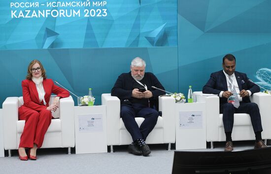 Participants in the session, Features and Algorithms of SMEs Entering the Market of the Islamic World, held as part of the 14th Russia - Islamic World: KazanForum International Economic Forum. Left: Kristina Tantsyura, expert on doing business in the Middle East, member of the Intergovernmental Russia-UAE Commission on Trade, Economic and Technical Cooperation. Photos may be used as stated in the media bank section concerning the forum. Location: Russia, Republic of Tatarstan, Kazan. Author: Pavel Lisitsyn/ANO “Directorate for Sports and Social Projects”. KAZANFORUM 2023. Features and Algorithms of SMEs Entering the Market of the Islamic World