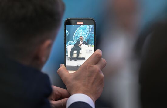 A participant in the session, Features and Algorithms of SMEs Entering the Market of the Islamic World, records the speech by Lubarto Sartoyo, investment advisor, Chairman of the Advisory Board of PT Orvala Arsipelago Internasional, Head of the Committee of the Association of Exporters and Importers. The session was held as part of the 14th Russia - Islamic World: KazanForum International Economic Forum. Photos may be used as stated in the media bank section concerning the forum. Location: Russia, Republic of Tatarstan, Kazan. Author: Pavel Lisitsyn/ANO “Directorate for Sports and Social Projects”. KAZANFORUM 2023. Features and Algorithms of SMEs Entering the Market of the Islamic World