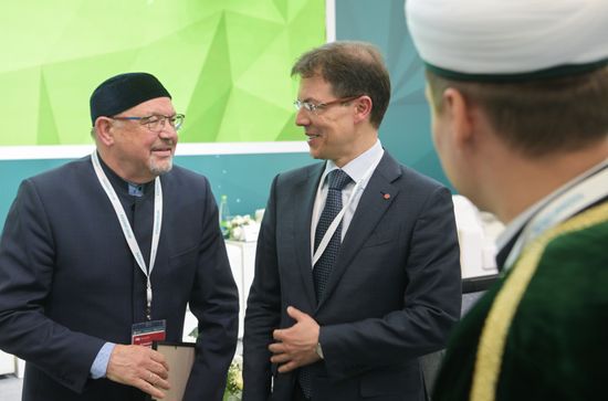 Rector of the Kazan Islamic University Rafik Mukhametshin and Head of the ANO Russian Quality System Maxim Protasov at the Formation of Modern Training of Specialists According to Halal Standards session held as part of the 14th Russia - Islamic World: KazanForum International Economic Forum. Photos may be used subject to the terms in the forum-specific section of the media bank. Location: Russia, Republic of Tatarstan, Kazan. Author: Alexey Nikolskiy/ANO “Directorate for Sports and Social Projects”. KAZANFORUM 2023. Formation of Modern Training of Specialists According to Halal Standards