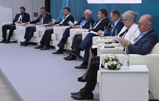 Participants of the session, Prospects of Legal Regulation of Partner Financing in Russia, held as part of the 14th Russia - Islamic World: KazanForum International Economic Forum. Photos may be used subject to the terms in the forum-specific section of the media bank. Location: Russia, Republic of Tatarstan, Kazan. Author: Kirill Kallinikov/ANO “Directorate for Sports and Social Projects”. KAZANFORUM 2023. Prospects of Legal Regulation of Partner Financing in Russia