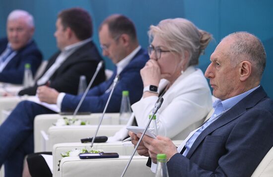 Participants of the session, Prospects of Legal Regulation of Partner Financing in Russia, held as part of the 14th Russia - Islamic World: KazanForum International Economic Forum. Photos may be used subject to the terms in the forum-specific section of the media bank. Location: Russia, Republic of Tatarstan, Kazan. Author: Kirill Kallinikov/ANO “Directorate for Sports and Social Projects”. KAZANFORUM 2023. Prospects of Legal Regulation of Partner Financing in Russia