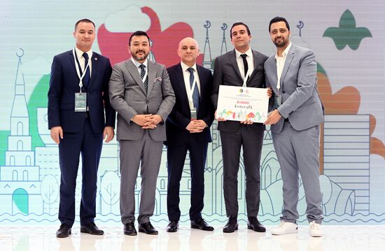 Participants in the closing ceremony of the 9th Kazan OIC Youth Entrepreneurship Forum held as part of the 14th Russia - Islamic World: KazanForum International Economic Forum. Photos may be used subject to the terms in the forum-specific section of the media bank. Location: Russia, Republic of Tatarstan, Kazan. Author: Svetlana Shevchenko/ANO “Directorate for Sports and Social Projects”. KAZANFORUM 2023. Official closing ceremony of the 9th Kazan OIC Youth Entrepreneurship Forum