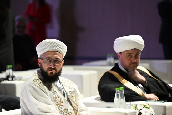 Left: Mufti of Tatarstan Kamil Samigullin ahead of the plenary session of the Russia – Islamic World 14th International Economic Forum: Economy of Trust: Partnership between the Russian Federation and the OIC Countries. Photos may be used subject to the terms in the forum-specific section of the media bank. Location: Russia, Republic of Tatarstan, Kazan. Author: Maksim Bogodvid/ANO “Directorate for Sports and Social Projects”. KAZANFORUM 2023. Plenary session of the Russia – Islamic World 14th International Economic Forum