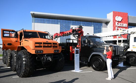 Work equipment at the exhibition held as part of the 14th Russia - Islamic World: KazanForum International Economic Forum. Photos may be used subject to the terms in the forum-specific section of the media bank. Location: Russia, Republic of Tatarstan, Kazan. Author: Ilya Pitalev/ANO “Directorate for Sports and Social Projects”. KAZANFORUM 2023. Sidelines